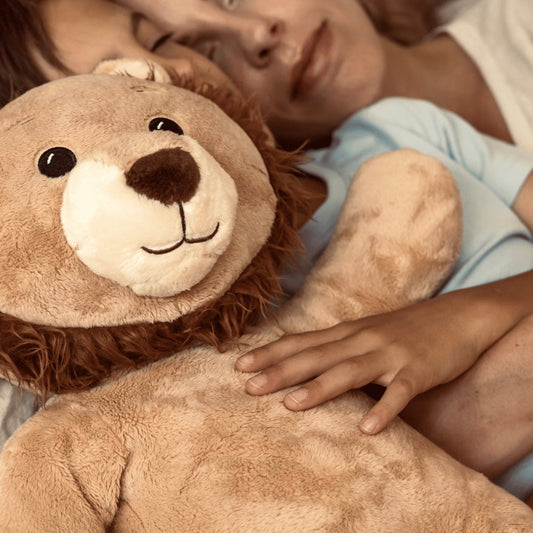 Slapend kind met verzwaringsknuffel met hartslag – rustiger ademhaling en ontspanning door ritmisch kloppen