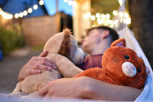 jongen in hangmat met ludo en kiki