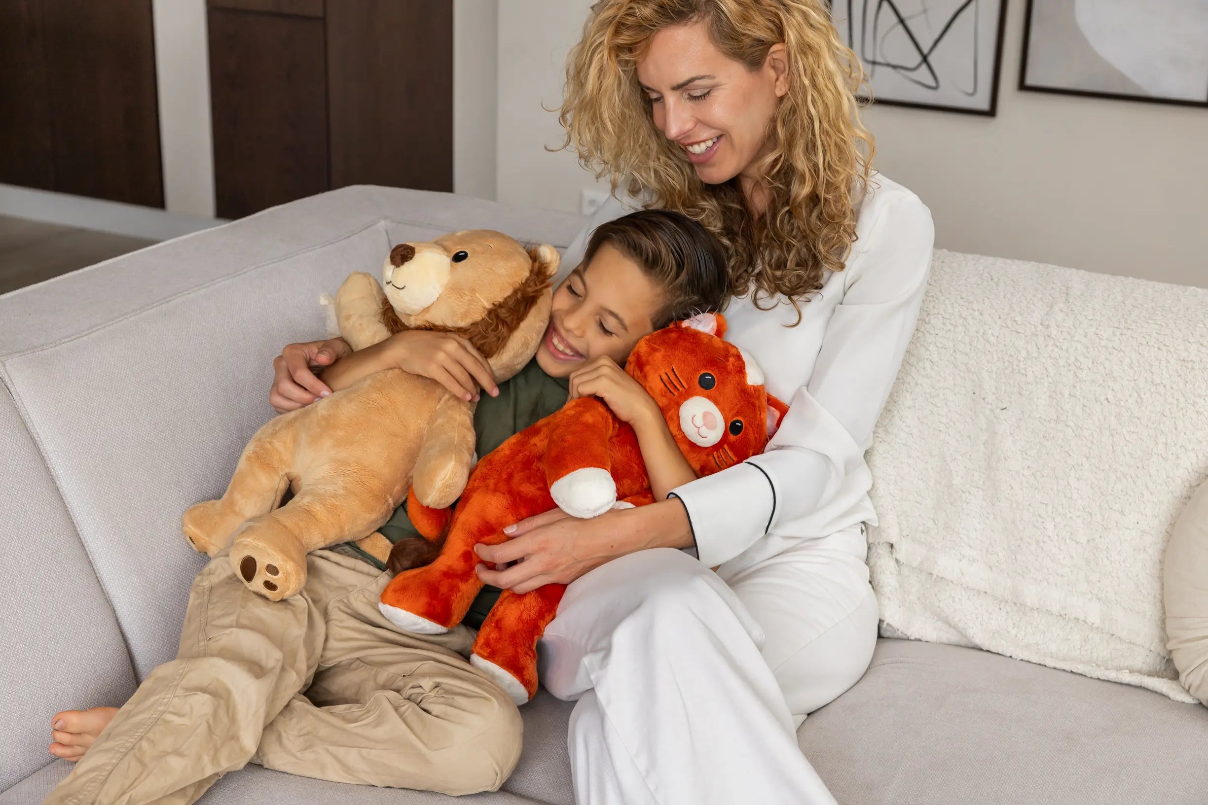 Mama met zoon die Ludo en Kiki knuffelen