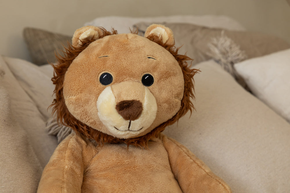 Ludo de leeuw verzwaringsknuffel met hartslag in bed