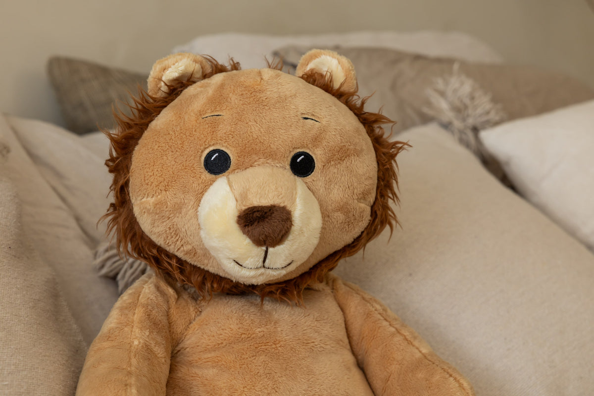 Ludo de leeuw verzwaringsknuffel met hartslag in bed