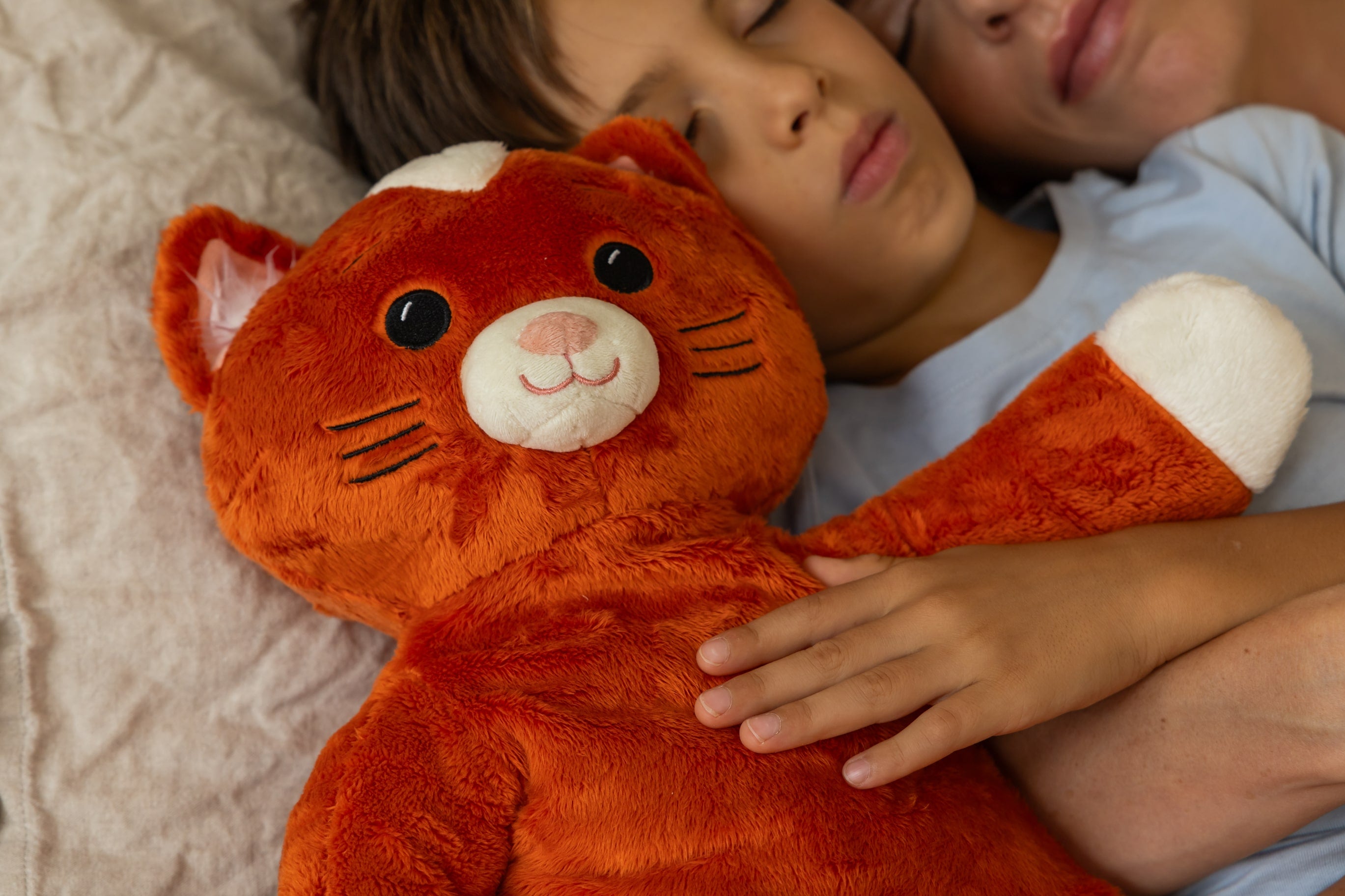 Kudl Verzwaringsknuffel met hartslag in bed jongen en moeder slapen