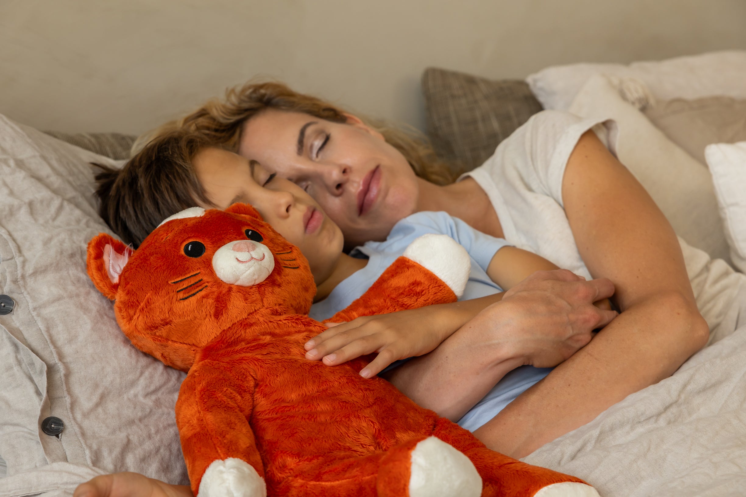 Jongen en moeder met KUDL - Kiki de kat Verzwaringsknuffel met hartslag