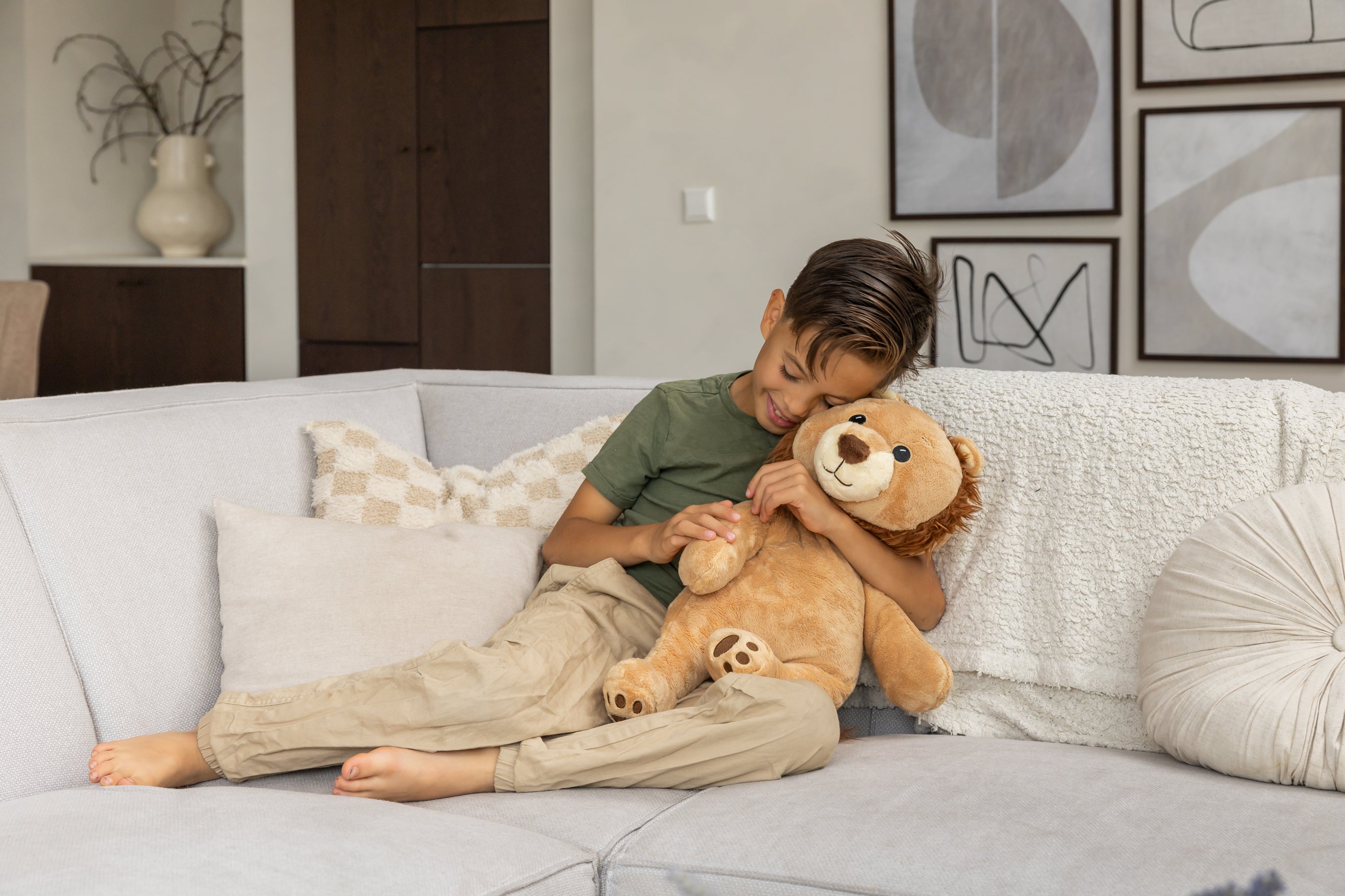 Jongen in bed met KUDL Leeuw Verzwaringsknuffel met Hartslag