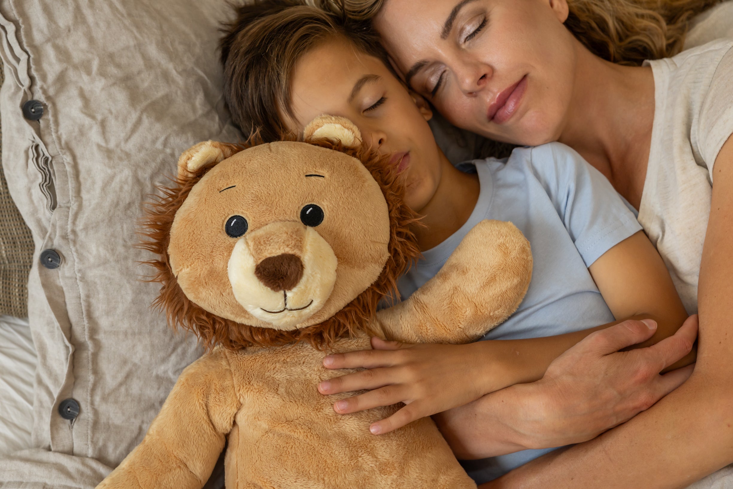 Jongen en moeder met KUDL - Ludo de leeuw Verzwaringsknuffel met hartslag