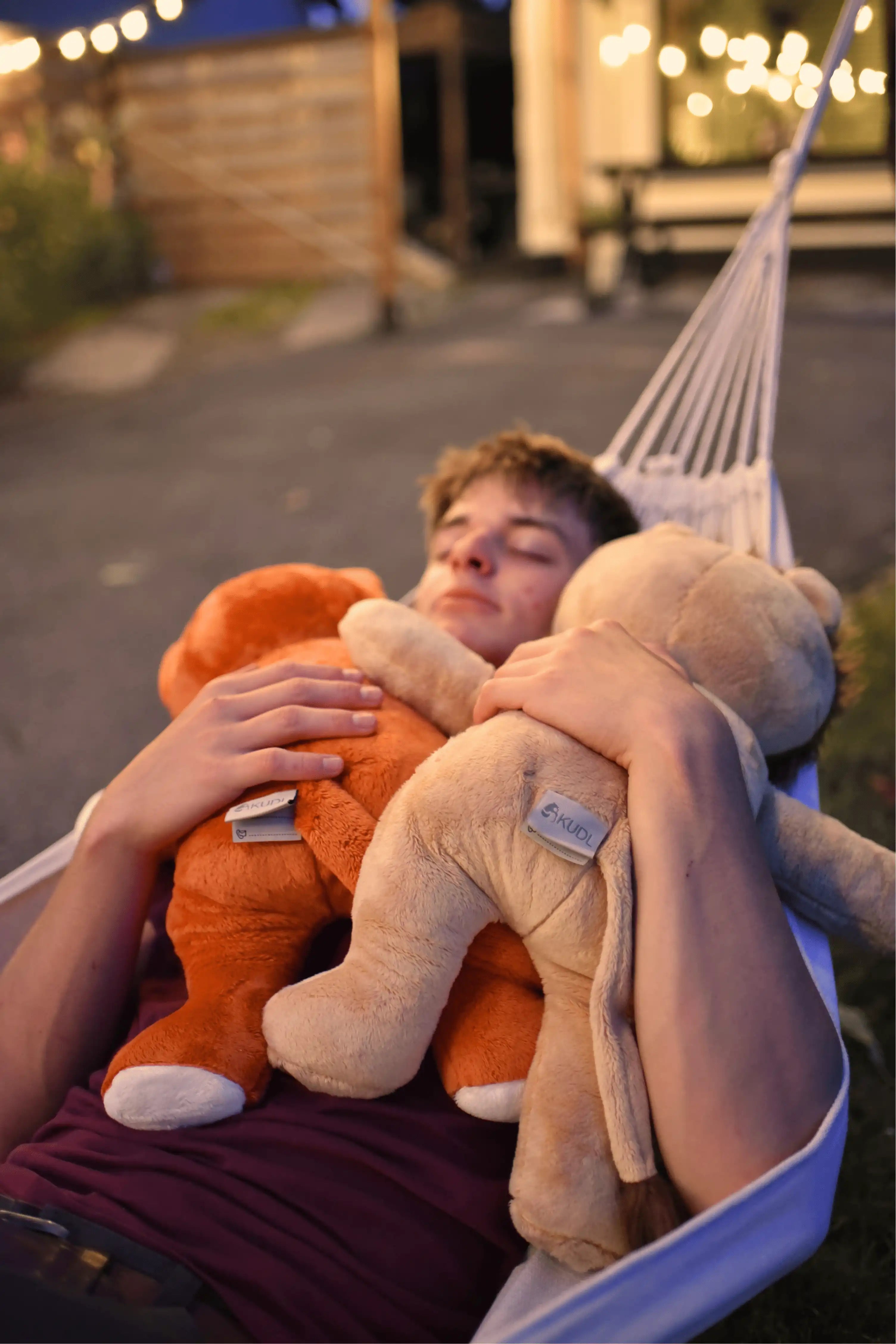 Eigenaar van KUDL Verzwaringsknuffel met Hartslag in een hangmat met Kiki en Ludo