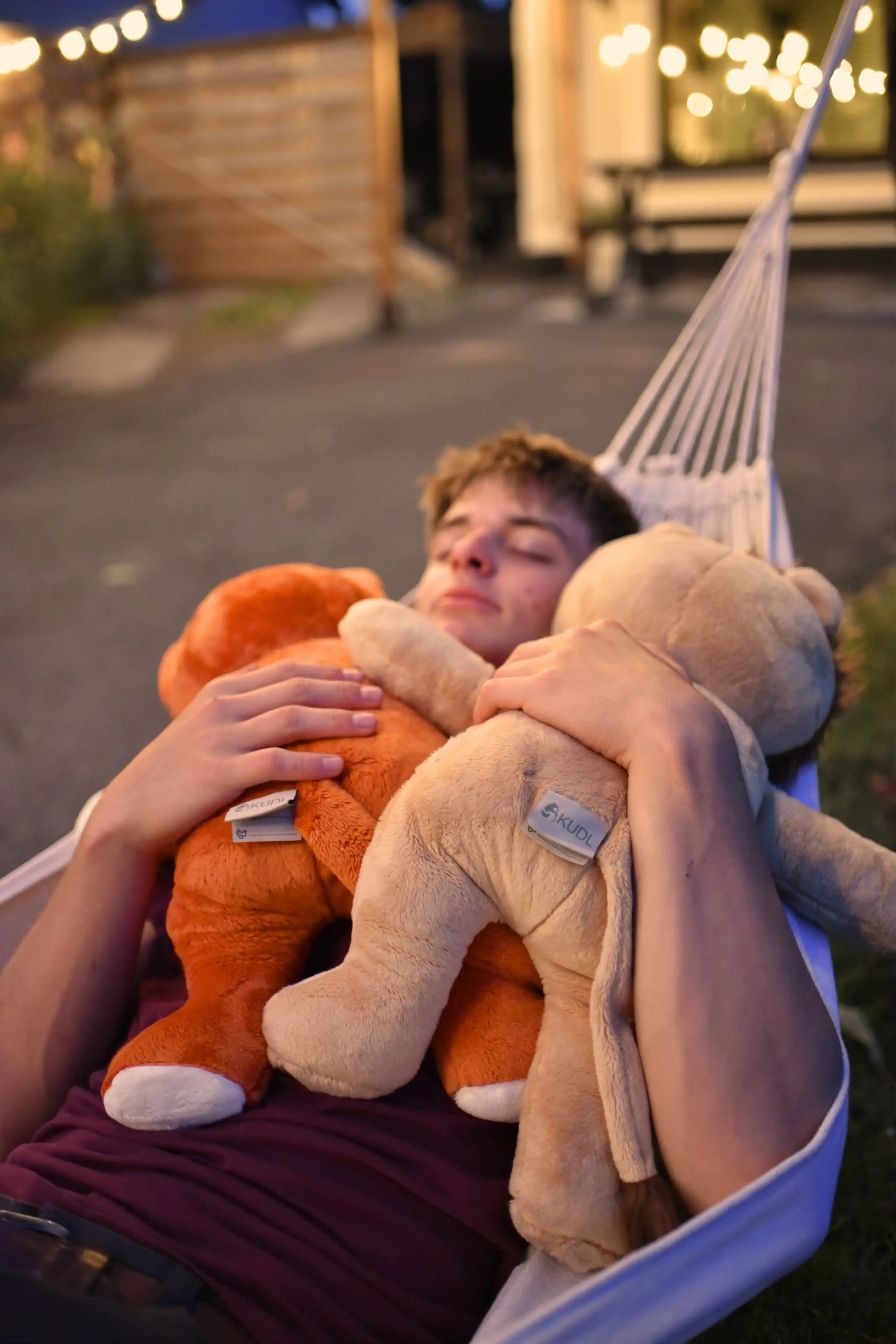 Jongen met Kudl verzwaringsknuffel met hartslag