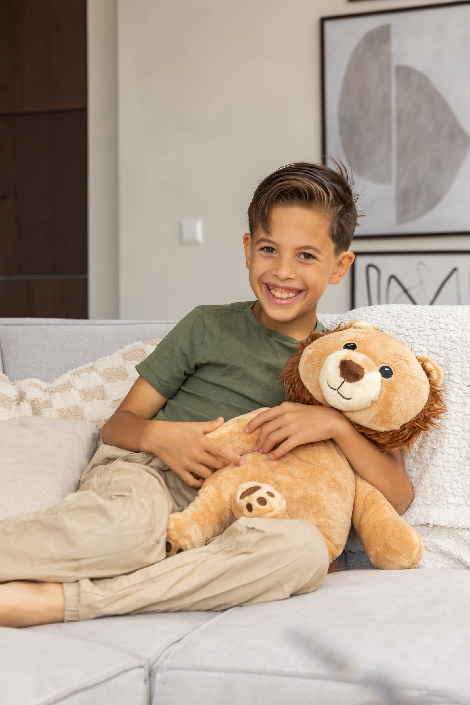 Kind ontspant met KUDL verzwaringsknuffel met hartslag in warme, rustige leefruimte